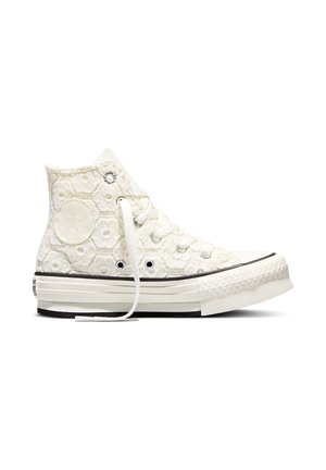 Weißer High-Top-Sneaker mit strukturiertem Blumenmuster, Schnürverschluss vorne, Gummisohle und einem Stern-Emblem an der Knöchelseite.