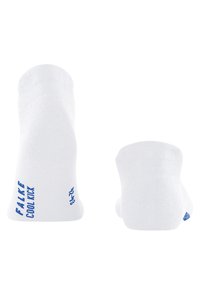 Weiße Knöchelsocken mit ribbeligem oberen Rand, versehen mit blauer Markenbeschriftung "FALKE COOL KICK." Glatte Textur, Standard-Sockenform, ohne Muster.