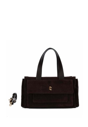 Bolso rectangular de ante negro con dos asas de cuero, bolsillo delantero con solapa con logo dorado y bandolera desmontable al lado.
