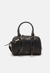 Sac à main noir en cuir lisse avec une forme structurée. Dispose de deux poignées supérieures, d'une bandoulière amovible et d'accents en matériel doré.