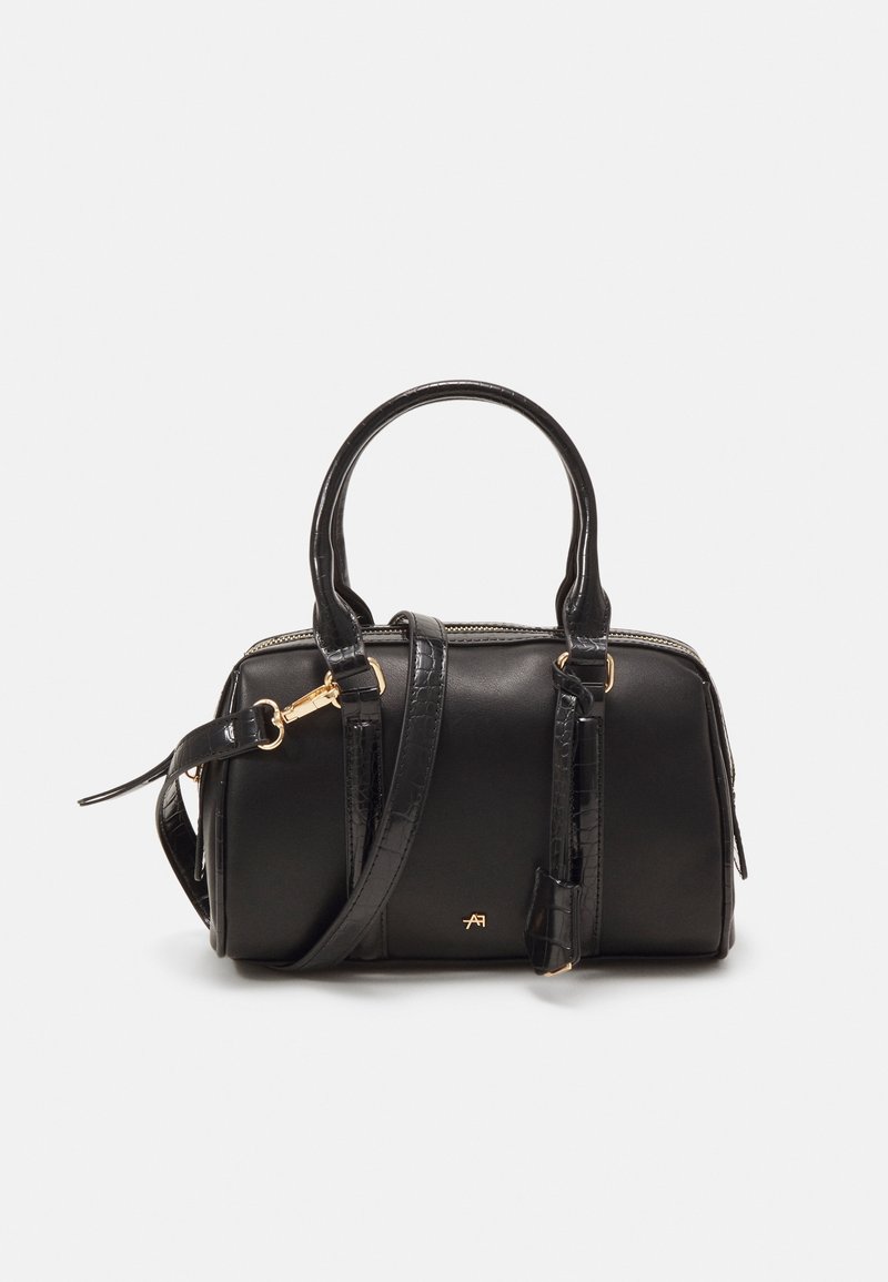 Sac à main noir en cuir lisse avec une forme structurée. Dispose de deux poignées supérieures, d'une bandoulière amovible et d'accents en matériel doré.