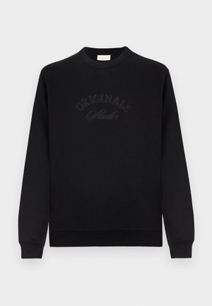 Zwarte sweatshirt met een ronde hals, lange mouwen en een gegraveerd "ORIGINALS Studio" logo aan de voorkant. Gladde stofstructuur.