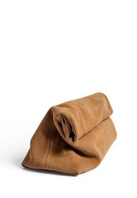 Hnedá semišová kabelka, obdĺžnikový tvar, jemná textúra, rolovacie zapínanie, viditeľné švy, minimalistický dizajn, plochý profil.