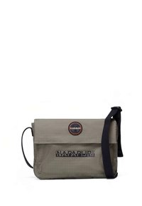 Bolso mensajero de nailon gris con solapa plegable, correa ajustable y parche de logo circular. Presenta la marca "NAPAPIJRI" en azul oscuro.