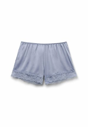 Světle modré saténové dámské šortky s elastickým pasem a krajkovou ozdobou podél širokých nohavic, položeny na bílém pozadí.