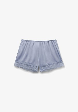 Jasnoniebieskie satynowe damskie szorty z elastycznym pasem i koronkową lamówką na szerokich nogawkach, rozłożone na płasko na białym tle.