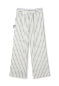 Pantalones de pierna ancha blancos con rayas verticales negras, cintura elástica y textura de tela suave. Presenta una etiqueta con el logo en el costado.
