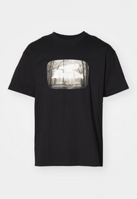 GREATEST FLICKS  - Apdrukāts T-krekls - black