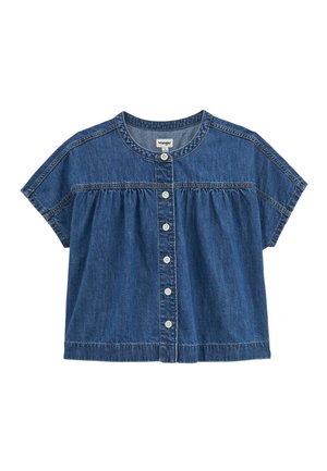 Μπλε κοντομάνικο τζιν μπλουζάκι με στρογγυλό λαιμό, φάσα με πιέτες, κούμπωμα με κουμπιά μπροστά και ετικέτα μάρκας Wrangler μέσα στο γιακά.