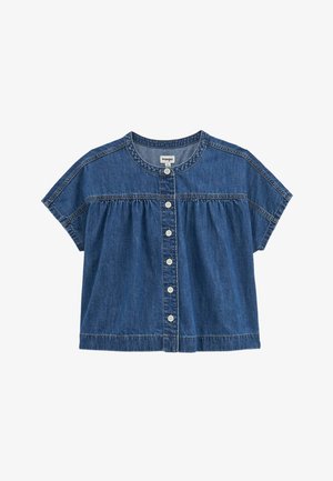 Blaue Jeans-Bluse mit kurzen Ärmeln, rundem Ausschnitt, gerafftem Passe, vorderer Knopfleiste und Wrangler-Markenlabel im Krageninneren.