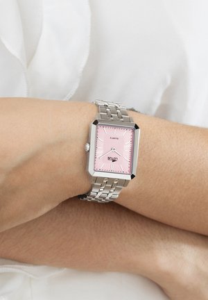 Montre rectangulaire en argent avec un cadran rose. Dotée d'un bracelet en métal argenté et de marqueurs d'heure minimalistes. Indication de mouvement à quartz.