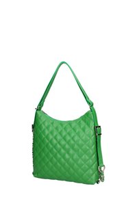 Borsa a tracolla in ecopelle verde trapuntata con una sola tracolla e hardware in tonalità argento, caratterizzata da una texture liscia e una forma arrotondata.