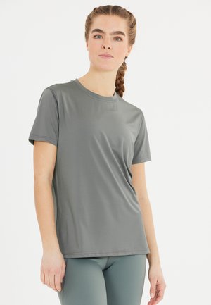 Graues sportliches T-Shirt mit kurzen Ärmeln aus einem glatten, leichten Stoff, ausgestattet mit einem Rundhalsausschnitt und minimalistischem Design ohne sichtbare Logos.
