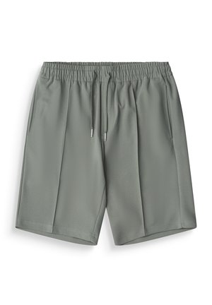 Shorts avec ceinture élastique grise à cordon, poches latérales et plis sur le devant, posés à plat sur fond blanc.