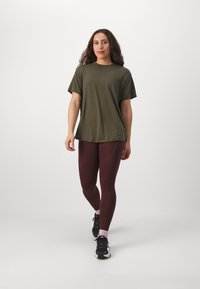 Nike Performance ONE RELAXED TOP - T-skjorte til trening - cargo khaki/black