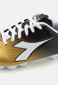Diadora CATTURA II JR UNISEX - Nogometne kopačke za čvrstu podlogu - black/white/gold