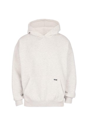 Světle šedá mikina s kapucí, přední kapsou a malou černou značkovou etiketou na dolní části vpředu, umístěná na čistém bílém pozadí.