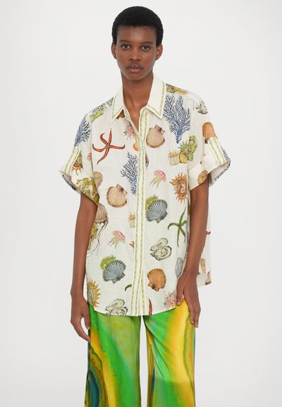 Camicia a maniche corte in lino crema con stampe di vita marina colorate, dotata di bottoni frontali e dettagli a righe a contrasto.