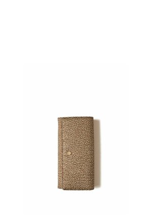 Portafoglio rettangolare beige con piccole macchie irregolari marrone scuro e chiusura con un singolo bottone a pressione su sfondo bianco.