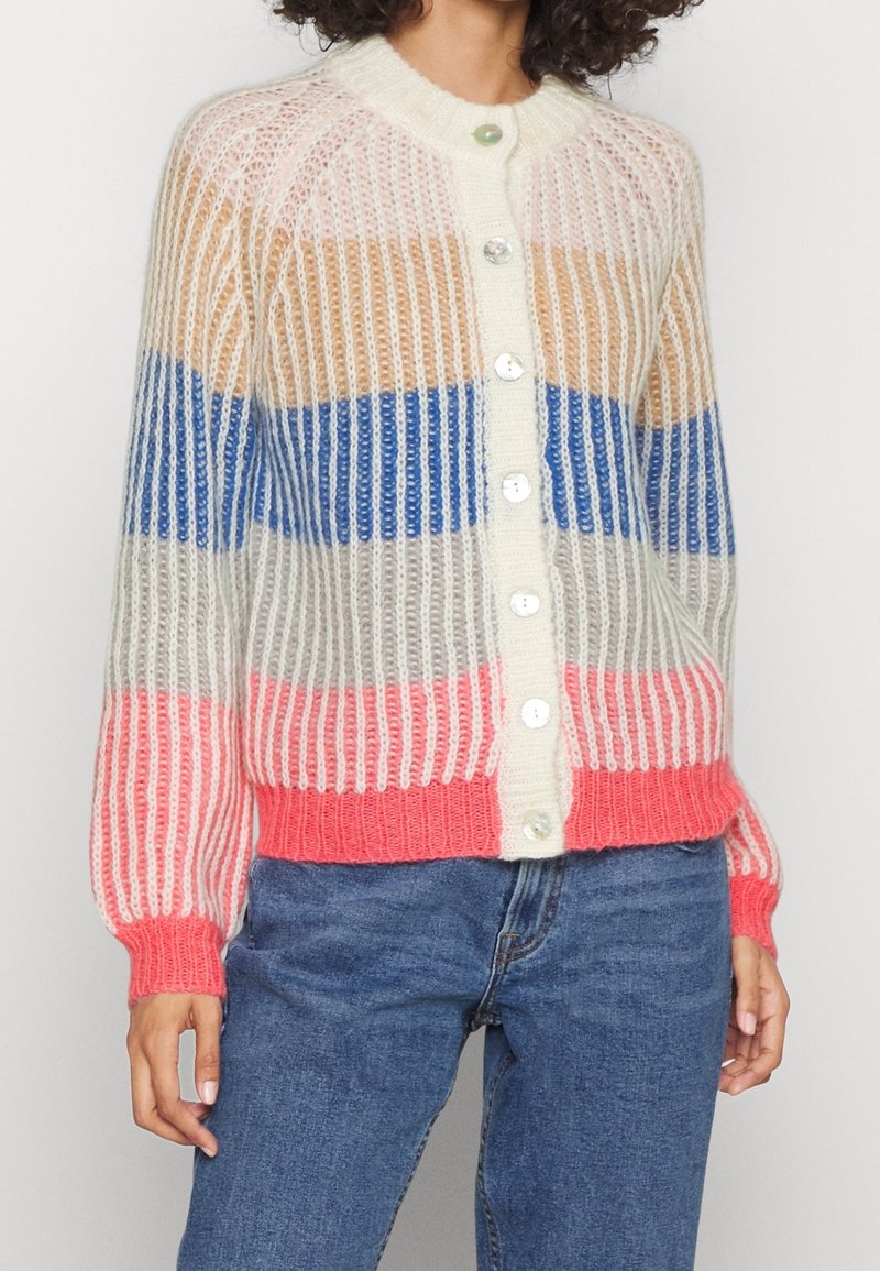 Pletený cardigan s horizontálními pruhy v krémové, béžové, modré a korálové barvě. Zapínání na knoflíky, žebrované manžety a lem s měkkou texturou.