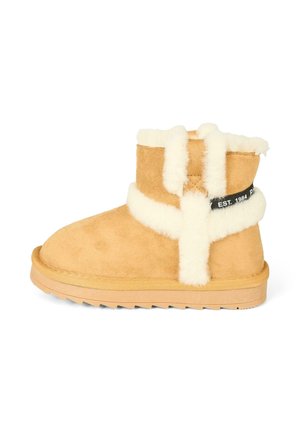 Tan suede enkellaars met witte nepbontafwerking, platte zool en een zwart merklabel. Heeft een ronde neus en een gestructureerde rubberen buitenzool.