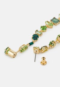 Bracciale dorato con pietre verdi e blu, caratterizzato da tagli ovali e rettangolari, link interconnessi e un componente di chiusura.