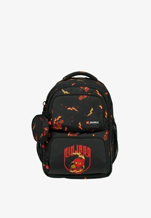 Zaino LEGO Ninjago nero con grafiche rosse di ninja, motivi di fiamme, più scomparti con cerniera e una piccola tasca attaccata.