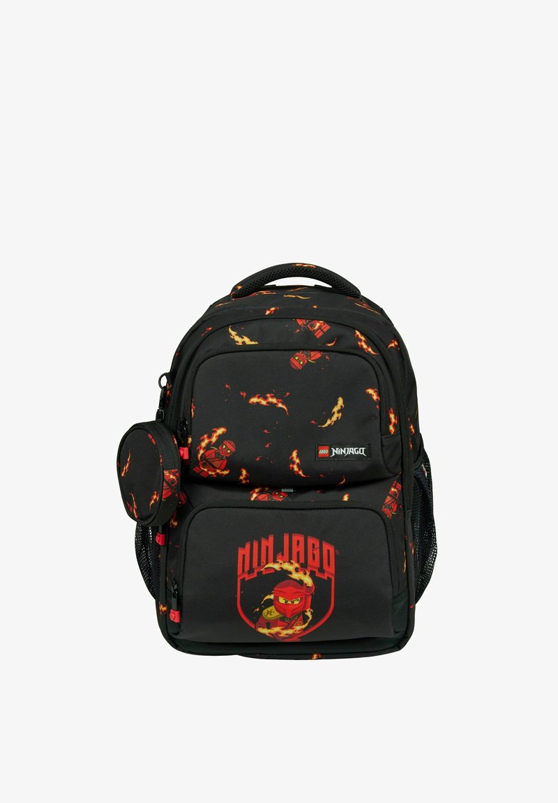 Zwarte LEGO Ninjago-rugzak met rode ninja-afbeeldingen, vlammenpatronen, meerdere ritsvakken en een klein bevestigd tasje.