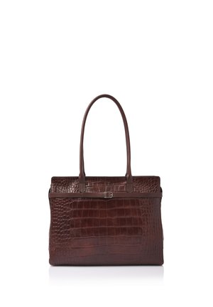 Donkerbruine leren handtas met krokodillenstructuur, rechthoekige vorm, twee lange handvatten en een smalle riem met een kleine zilveren gesp aan de bovenkant.