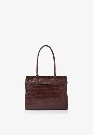 Bolso de mano de cuero marrón oscuro con textura de cocodrilo, forma rectangular, dos asas largas y un cinturón delgado con una pequeña hebilla plateada en la parte superior.