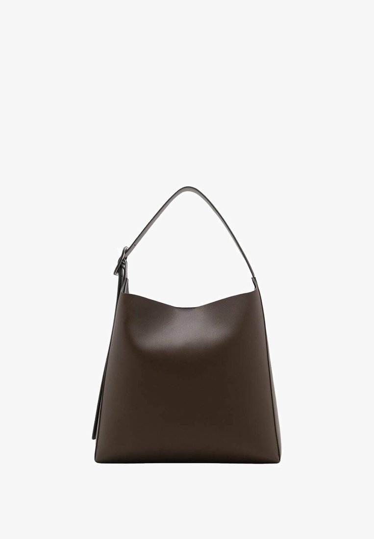Sac à main en cuir marron foncé avec une bandoulière réglable unique et un design minimaliste et lisse sur fond blanc.