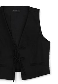 Schwarze ärmellose Weste mit tiefem V-Ausschnitt, Front-Bindung und zwei Seitentaschen. Aus glattem Stoff gefertigt. Markenlabel sichtbar.