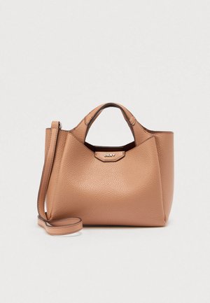 Taan nahast käekott struktureeritud kujuga, tekstureeritud pinnaga, kahe pealmise sangaga ja eemaldatava õlarihmaga. Esiküljel metallist logo.