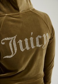 Juicy Couture MADISON - Cipzáras pulóver - dark olive
