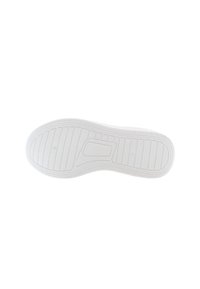 Suola di scarpa bianca in gomma con superficie testurizzata, caratterizzata da scanalature orizzontali e verticali per la trazione e un'area del tallone liscia.