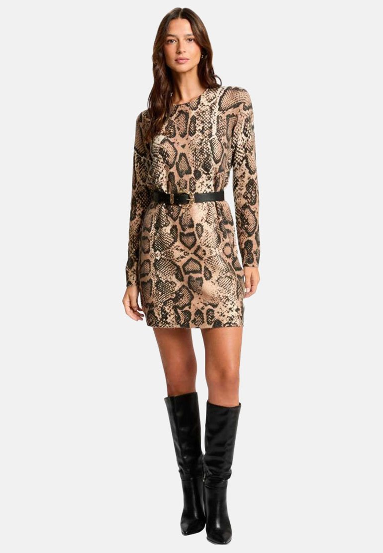 Robe ajustée à manches longues avec un motif serpent en beige et noir. Présente une ceinture à la taille et un mannequin portant des bottes noires jusqu'au genou.