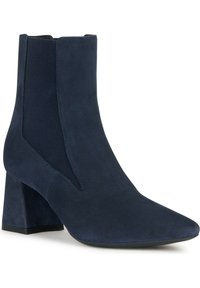 Stivaletto in suede blu navy con punta affusolata e pannelli laterali elastici. Presenta un tacco a blocco spesso e una texture liscia, ideale per uno stile versatile.
