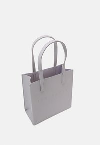 Sac fourre-tout synthétique gris avec deux poignées fines, featuring le logo en relief "Ted Baker London" sur le devant et un design à ouverture supérieure.