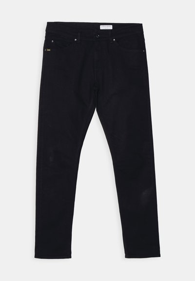 Sorte denim jeans med slim fit, fem lommer og metallbeslag. Inkluderer en skinnmerke på baksiden av linningen.