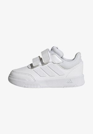 Scarpa sportiva bianca con tomaia in pelle strutturata, due cinturini in Velcro, suola in gomma e tre strisce in rilievo sul lato.