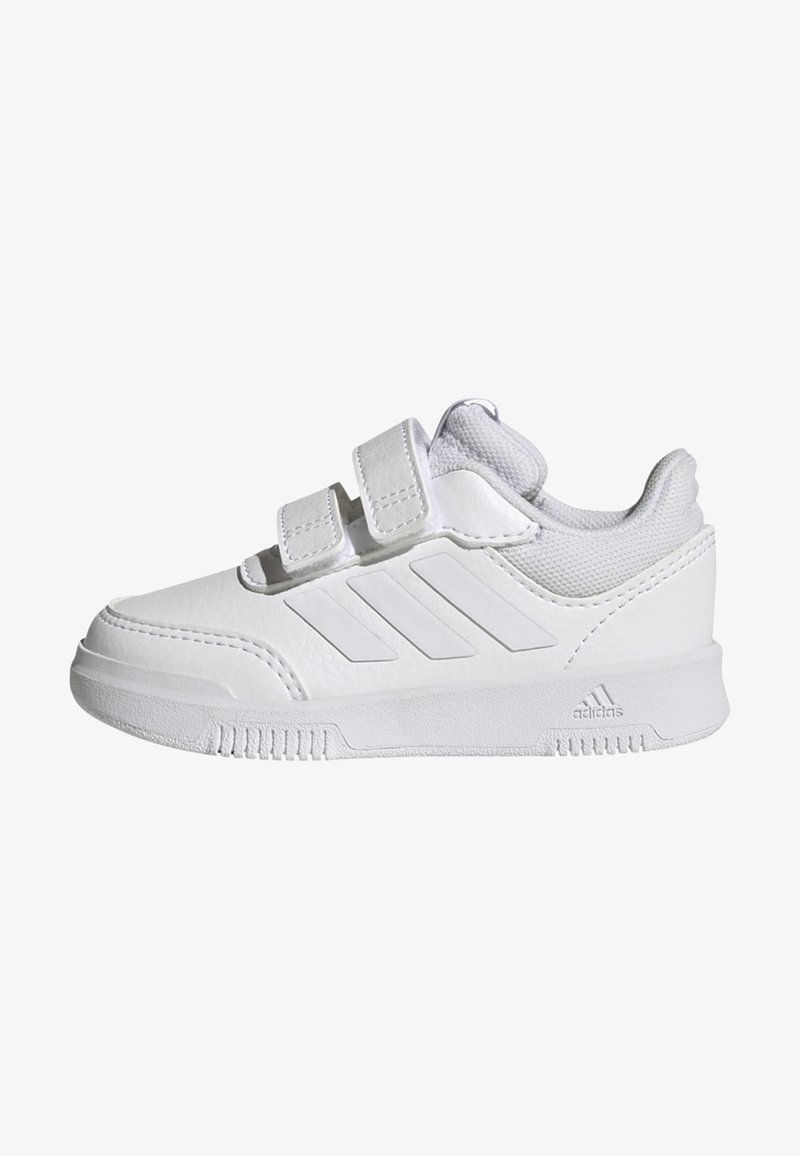 Scarpa sportiva bianca con tomaia in pelle strutturata, due cinturini in Velcro, suola in gomma e tre strisce in rilievo sul lato.