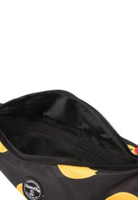 Borsetta nera con motivi di anatra gialla, chiusura con zip e tasca interna in rete. Presenta un'etichetta con logo sul lato. Materiale in tessuto liscia.