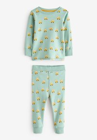 Ljusgrön pyjamasuppsättning i mjukt tyg, med ett heltryck av gula bilar. Långärmad topp med ribbade ärmslut och matchande byxor.