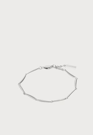 Bracciale tono argento con maglie curve allungate, chiusura a moschettone e una piccola targhetta rettangolare attaccata alla catena regolabile.