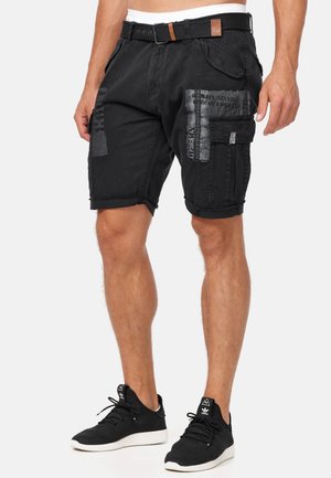 Schwarze Cargo-Shorts mit lockerer Passform, die mehrere Taschen, abgenutzte Details und einen gewebten Gürtel aufweisen. Hergestellt aus strapazierfähigem Material.