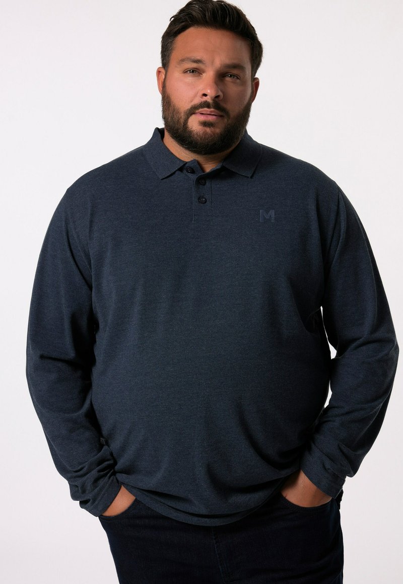 Námořnický polo tričko s dlouhým rukávem, rozšířeným límcem, tříbuttonovou légou a diskrétním detailem loga. Měkký materiál s uvolněným střihem.