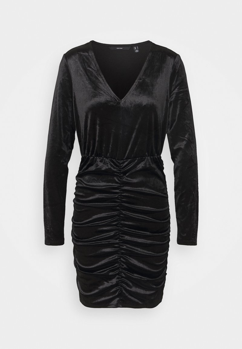 Robe longue en velours noir à manches longues avec col en V et détails froncés sur le devant de la jupe, silhouette ajustée.