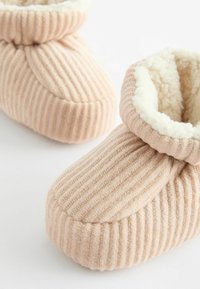 Rosa ribbade tofflor med mjukt, fluffigt foder. Ankelhöga med rund tå och elastiskt vristband för säker passform.