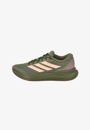 Zapatilla deportiva verde y rosa con parte superior de malla, cierre de cordones, suela acolchada y tres rayas rosa claro en el lateral.
