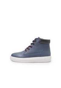 Baskets montantes en cuir bleu avec une semelle en caoutchouc blanc, des lacets rouges et un accent noir au niveau du talon. Comprend des coutures et des œillets.